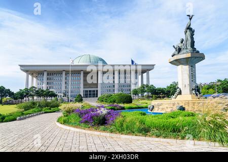 L'Assemblea Nazionale che procede a Seoul, nella Repubblica di Corea, sullo sfondo del cielo blu. Foto Stock