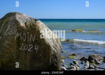 ciao 2024 scritto in tedesco e con gesso su un masso sul Mar Baltico Foto Stock