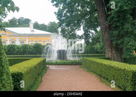 San Pietroburgo, Russia - 06 giugno 2024: Vista dell'edificio di Caterina del Palazzo Monplaisir a Peterhof Foto Stock