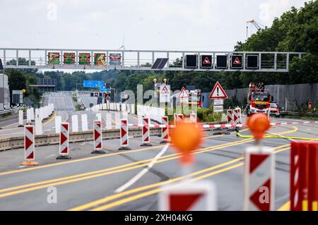 Unna, Germania. 11 luglio 2024. I vigili del fuoco si trovano vicino a un camion di merci pericolose che perde gas sull'autostrada A1 tra lo svincolo di Kamener Kreuz e Dortmund/Unna. A causa della perdita dal serbatoio del dumper, l'autostrada rimarrà chiusa in entrambe le direzioni per un certo periodo di tempo. Secondo i vigili del fuoco, la durata della chiusura non è ancora chiara. Credito: Alex Talash/dpa/Alamy Live News Foto Stock