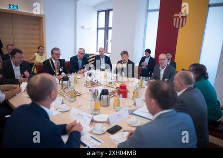 11 luglio 2024, Renania settentrionale-Vestfalia, Paderborn: Robert Habeck (Alleanza 90/Verdi, centro-destra), ministro federale dell'economia e della protezione del clima, e Michael Dreier (CDU, 2° da sinistra), sindaco della città di Paderborn, partecipano a una discussione durante la presentazione del progetto congiunto Nemobil PNV nell'ambito del viaggio estivo del Ministro federale dell'economia al municipio. A Nemobil, i veicoli ultraleggeri automatizzati trasportano gli utenti sulle rotte tra il trasporto pubblico di massa e la rispettiva destinazione o punto di partenza. Foto: Sebastian Christoph Gollnow/dpa Foto Stock