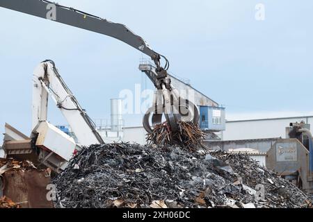 Kraene verladen Schrott im Dortmunder Hafen, Dortmund, 10.07.2024 *** Kraene caricamento rottami metallici nel porto di Dortmund, Dortmund, 10 07 2024 Foto Stock