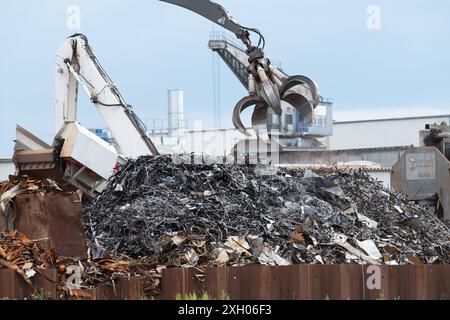 Kraene verladen Schrott im Dortmunder Hafen, Dortmund, 10.07.2024 *** Kraene caricamento rottami metallici nel porto di Dortmund, Dortmund, 10 07 2024 Foto Stock