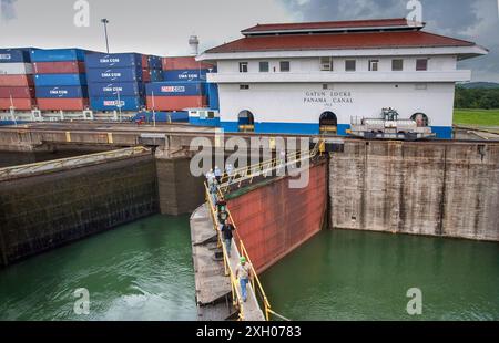Panama, le chiuse di Gatun, 10 km a sud di Colon, portano navi dalle acque caraibiche al livello più alto del lago di Gatun. Da qui passano attraverso Foto Stock