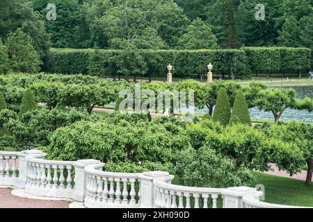 San Pietroburgo, Russia - 06 giugno 2024: Paesaggio del parco del Palazzo di Peterhof Foto Stock