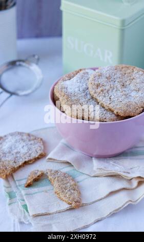 Biscotti all'avena in una ciotola rosa Foto Stock