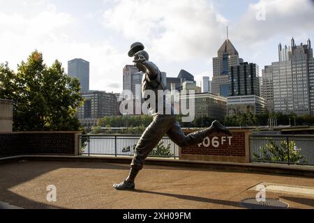 Pittsburgh, Pennsylvania, Stati Uniti d'America - 8 agosto 2023: Vista laterale della statua di Bill Mazeroski al PNC Field, con la città di Pittsburgh Pennsylvania nel Foto Stock