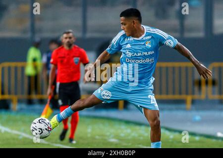 LIMA, PERÙ - FEBBRAIO 27: Joao Grimaldo dello Sporting Cristal durante la partita CONMEBOL Libertadores 2024 Sporting Cristal V sempre pronto all'Estadio Naciona Foto Stock