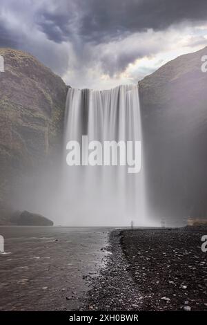 skogafoss, maestosa cascata in islanda, scatto a lunga esposizione Foto Stock