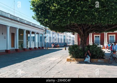 Granada, Nicaragua - 24 marzo 2019: Una giornata tranquilla in una colorata piazza coloniale della città. Foto Stock