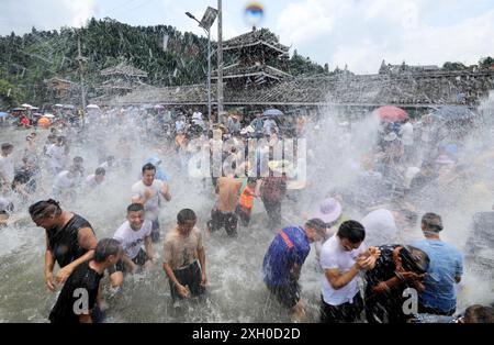 Liuzhou, Cina. 11 luglio 2024. Liuzhou, Cina, l'11 luglio 2024. Turisti e abitanti del villaggio giocano in acqua durante il ''Fish Festival'' nel villaggio di Daypao Miao nella contea di Rongan, nella città di Liuzhou, nella regione autonoma Guangxi Zhuang della Cina meridionale, l'11 luglio 2024. (Foto di Costfoto/NurPhoto) credito: NurPhoto SRL/Alamy Live News Foto Stock