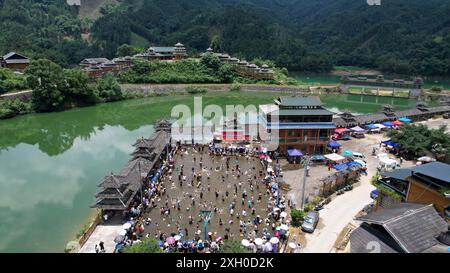 Liuzhou, Cina. 11 luglio 2024. Liuzhou, Cina, l'11 luglio 2024. Turisti e abitanti del villaggio catturano pesci durante il ''Fish Festival'' nel villaggio di Daypao Miao nella contea di Rongan, Liuzhou, Cina, l'11 luglio 2024. (Foto di Costfoto/NurPhoto) credito: NurPhoto SRL/Alamy Live News Foto Stock