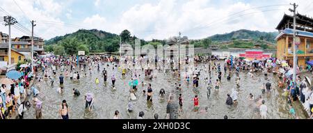 Liuzhou, Cina. 11 luglio 2024. Liuzhou, Cina, l'11 luglio 2024. Turisti e abitanti del villaggio catturano pesci durante il ''Fish Festival'' nel villaggio di Daypao Miao nella contea di Rongan, Liuzhou, Cina, l'11 luglio 2024. (Foto di Costfoto/NurPhoto) credito: NurPhoto SRL/Alamy Live News Foto Stock