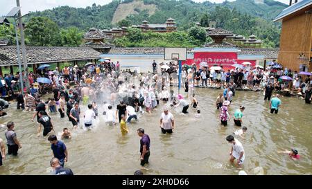 Liuzhou, Cina. 11 luglio 2024. Liuzhou, Cina, l'11 luglio 2024. Turisti e abitanti del villaggio catturano pesci durante il ''Fish Festival'' nel villaggio di Daypao Miao nella contea di Rongan, Liuzhou, Cina, l'11 luglio 2024. (Foto di Costfoto/NurPhoto) credito: NurPhoto SRL/Alamy Live News Foto Stock