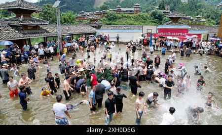 Liuzhou, Cina. 11 luglio 2024. Liuzhou, Cina, l'11 luglio 2024. Turisti e abitanti del villaggio catturano pesci durante il ''Fish Festival'' nel villaggio di Daypao Miao nella contea di Rongan, Liuzhou, Cina, l'11 luglio 2024. (Foto di Costfoto/NurPhoto) credito: NurPhoto SRL/Alamy Live News Foto Stock