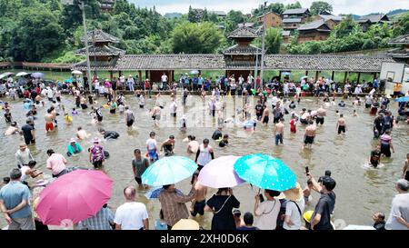 Liuzhou, Cina. 11 luglio 2024. Liuzhou, Cina, l'11 luglio 2024. Turisti e abitanti del villaggio catturano pesci durante il ''Fish Festival'' nel villaggio di Daypao Miao nella contea di Rongan, Liuzhou, Cina, l'11 luglio 2024. (Foto di Costfoto/NurPhoto) credito: NurPhoto SRL/Alamy Live News Foto Stock