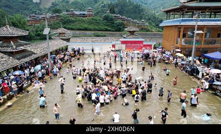 Liuzhou, Cina. 11 luglio 2024. Liuzhou, Cina, l'11 luglio 2024. Turisti e abitanti del villaggio catturano pesci durante il ''Fish Festival'' nel villaggio di Daypao Miao nella contea di Rongan, Liuzhou, Cina, l'11 luglio 2024. (Foto di Costfoto/NurPhoto) credito: NurPhoto SRL/Alamy Live News Foto Stock