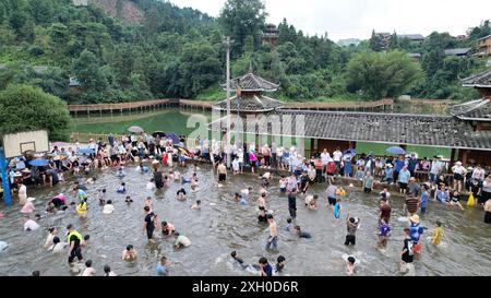 Liuzhou, Cina. 11 luglio 2024. Liuzhou, Cina, l'11 luglio 2024. Turisti e abitanti del villaggio catturano pesci durante il ''Fish Festival'' nel villaggio di Daypao Miao nella contea di Rongan, Liuzhou, Cina, l'11 luglio 2024. (Foto di Costfoto/NurPhoto) credito: NurPhoto SRL/Alamy Live News Foto Stock