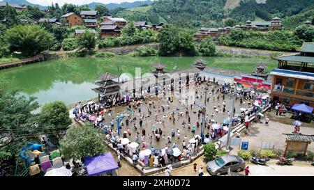 Liuzhou, Cina. 11 luglio 2024. Liuzhou, Cina, l'11 luglio 2024. Turisti e abitanti del villaggio catturano pesci durante il ''Fish Festival'' nel villaggio di Daypao Miao nella contea di Rongan, Liuzhou, Cina, l'11 luglio 2024. (Foto di Costfoto/NurPhoto) credito: NurPhoto SRL/Alamy Live News Foto Stock