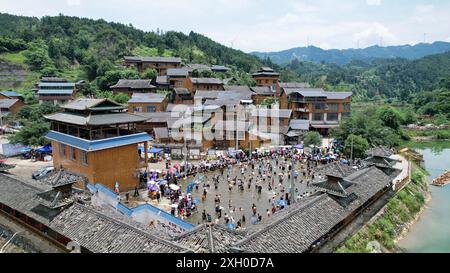 Liuzhou, Cina. 11 luglio 2024. Liuzhou, Cina, l'11 luglio 2024. Turisti e abitanti del villaggio catturano pesci durante il ''Fish Festival'' nel villaggio di Daypao Miao nella contea di Rongan, Liuzhou, Cina, l'11 luglio 2024. (Foto di Costfoto/NurPhoto) credito: NurPhoto SRL/Alamy Live News Foto Stock