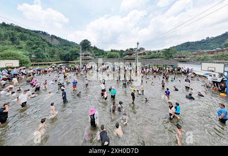 Liuzhou, Cina. 11 luglio 2024. Liuzhou, Cina, l'11 luglio 2024. Turisti e abitanti del villaggio catturano pesci durante il ''Fish Festival'' nel villaggio di Daypao Miao nella contea di Rongan, Liuzhou, Cina, l'11 luglio 2024. (Foto di Costfoto/NurPhoto) credito: NurPhoto SRL/Alamy Live News Foto Stock