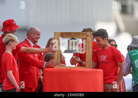 Andrew Strauss e la sua famiglia suonano la campana di 5 minuti durante il Rothesay test Match Day Two England vs West Indies a Lords, Londra, Regno Unito, 11 luglio 2024 (foto di Mark Cosgrove/News Images) a Londra, Regno Unito il 7/11/2024. (Foto di Mark Cosgrove/News Images/Sipa USA) Foto Stock