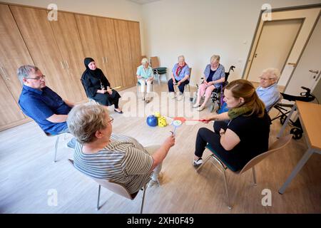 Coinvolgente Tagespflege der Essener Lebenshilfe Die Essener Lebenshilfe Hat eine neue Inklusive Tagespflege eröffnet. Dort wärden Ältere und geistig beeinträchtigte Menschen betreut. Veröffentlichungen nur für redaktionelle Zwecke. Veröffentlichungseinwilligung aller abgebildeten Personen liegt auf widerruf vor. Foto: FotoPrensa Essen Frintrop NRW *** il centro di assistenza diurna inclusivo di Essener Lebenshilfe Essener Lebenshilfe ha aperto un nuovo centro di assistenza diurna inclusivo dove anziani e persone con disturbi mentali sono curati per pubblicazioni solo a scopo editoriale consenso alla pubblicazione di tutte le persone DEP Foto Stock