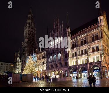 Il nuovo Municipio (Neues Rathaus) in piazza Marienplatz a Monaco, Germania Foto Stock