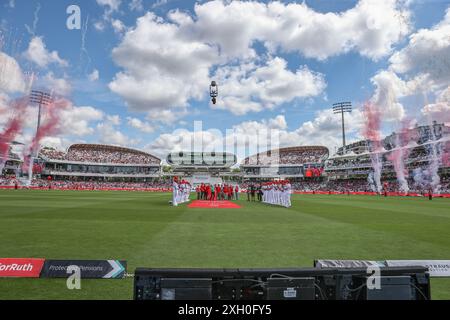 Londra, Regno Unito. 11 luglio 2024. Andrew Strauss e la sua famiglia suonano la campana di 5 minuti durante il Rothesay test Match Day Two England vs West Indies a Lords, Londra, Regno Unito, 11 luglio 2024 (foto di Mark Cosgrove/News Images) a Londra, Regno Unito il 7/11/2024. (Foto di Mark Cosgrove/News Images/Sipa USA) credito: SIPA USA/Alamy Live News Foto Stock