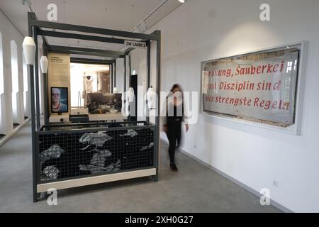 Stollberg, Germania. 11 luglio 2024. Veduta della mostra nell'ex prigione di Hoheneck sulle montagne ore. Hoheneck è un simbolo delle condizioni disumane di detenzione delle donne nella RDT. Durante una cerimonia, il presidente federale Steinmeier ha aperto una nuova mostra commemorativa e permanente nell'ex prigione femminile. Crediti: Sebastian Willnow/dpa/Alamy Live News Foto Stock