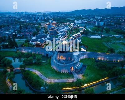 Ningbo. 10 luglio 2024. Una foto aerea scattata il 10 luglio 2024 mostra una vista notturna nell'antica contea di Cicheng nella città di Ningbo, nella provincia dello Zhejiang della Cina orientale. L'antica contea di Cicheng vanta una storia di 1.200 anni, dove edifici e strutture antiche coprono oltre 600.000 metri quadrati. Negli ultimi anni, la contea ha potenziato la sua economia turistica sfruttando i patrimoni culturali locali con servizi di accoglienza e ristorazione. La contea ha ricevuto circa 2,76 milioni di visitatori nel 2023. Crediti: Jiang Han/Xinhua/Alamy Live News Foto Stock