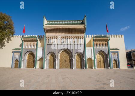 Vista frontale dell'ingresso al Palazzo reale di Fez in Marocco con i suoi enormi archi a punta e le porte in bronzo. Patrimonio storico dell'umanità. rabbioso Foto Stock