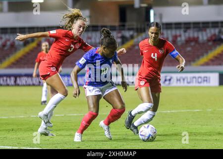 Magnaba Folquet di Francia contro mia Pante e Jade Rose del Canada durante la partita di Coppa del mondo femminile FIFA U-20 Costa Rica Francia contro Canada ad agosto Foto Stock