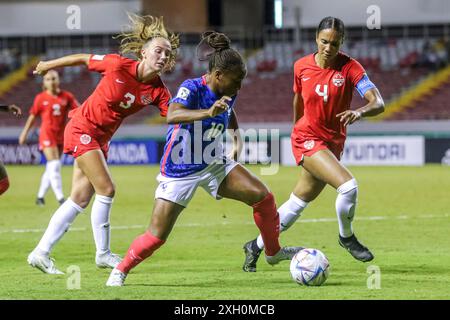 Magnaba Folquet di Francia contro mia Pante e Jade Rose del Canada durante la partita di Coppa del mondo femminile FIFA U-20 Costa Rica Francia contro Canada ad agosto Foto Stock