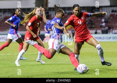 Magnaba Folquet di Francia contro mia Pante e Jade Rose del Canada durante la partita di Coppa del mondo femminile FIFA U-20 Costa Rica Francia contro Canada ad agosto Foto Stock