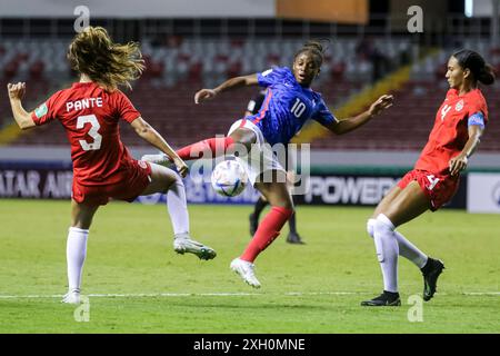 Magnaba Folquet di Francia contro mia Pante e Jade Rose del Canada durante la partita di Coppa del mondo femminile FIFA U-20 Costa Rica Francia contro Canada ad agosto Foto Stock