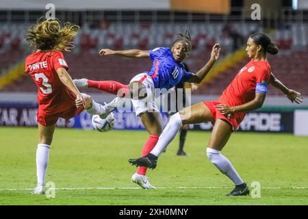 Magnaba Folquet di Francia contro mia Pante e Jade Rose del Canada durante la partita di Coppa del mondo femminile FIFA U-20 Costa Rica Francia contro Canada ad agosto Foto Stock