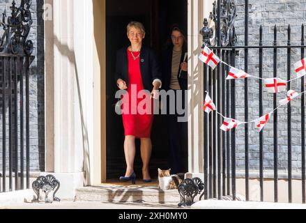 Londra, Regno Unito. 11 luglio 2024. La segretaria di casa, Yvette Cooper, lascia il numero 10 di Downing Street. Passa Larry il gatto alla porta. Crediti: Karl Black/Alamy Live News Foto Stock
