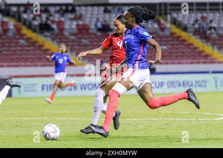 Jade Rose del Canada e Esther Mbakem Niaro della Francia durante la partita di Coppa del mondo femminile FIFA U-20 Costa Rica Francia contro Canada il 14 agosto 2022. (Pho Foto Stock