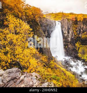 Vista autunnale della cascata Hundafoss a Skaftafell, Islanda Foto Stock