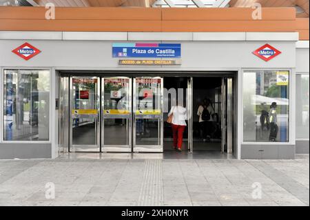 Madrid, Spagna, Europa, ingresso della stazione della metropolitana "Plaza de Castilla" a Madrid con persone Foto Stock