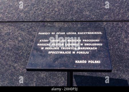 Zbigniew Komosa S corona di Smolensk. Iscrizione: In memoria delle 95 vittime di Lech KaczyÅ ski, che, ignorando tutte le procedure, ordinò ai piloti di atterrare a Smolensk in condizioni estremamente difficili. Riposa in pace, nazione polacca. Varsavia Polonia Copyright: XMikolajxJaneczekx Foto Stock