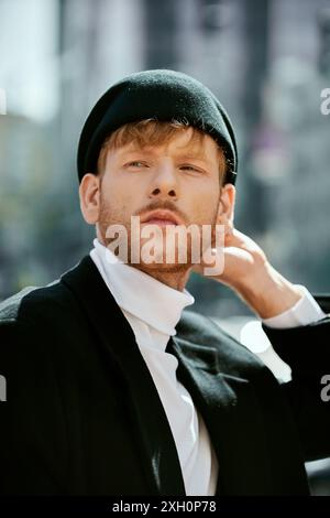 Un uomo dai capelli rossi in un abbigliamento da debonair che posa con fiducia. Foto Stock