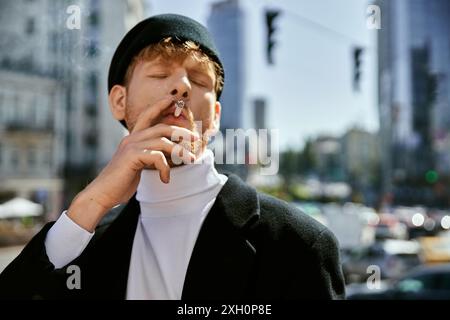 Elegante rossa che fuma sigaretta sul marciapiede della città. Foto Stock