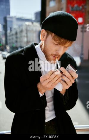 Giovane uomo dai capelli rossi in abito debonair che fuma una sigaretta. Foto Stock