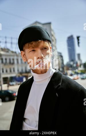 Elegante uomo rosso che passeggiava per la città con una sigaretta in bocca. Foto Stock