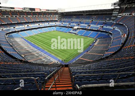 Estadio Santiago Bernabeu, stadio di calcio del Real Madrid, 80354 posti, Madrid, Spagna, Europa, vista di uno stadio moderno con spazio vuoto Foto Stock