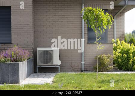 Pompa di calore per esterni su sfondo muratura Foto Stock