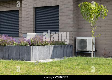 Sistemi a pompa di calore installati nel moderno edificio in mattoni Foto Stock