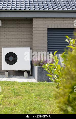 Moderno edificio in mattoni con giardino Foto Stock